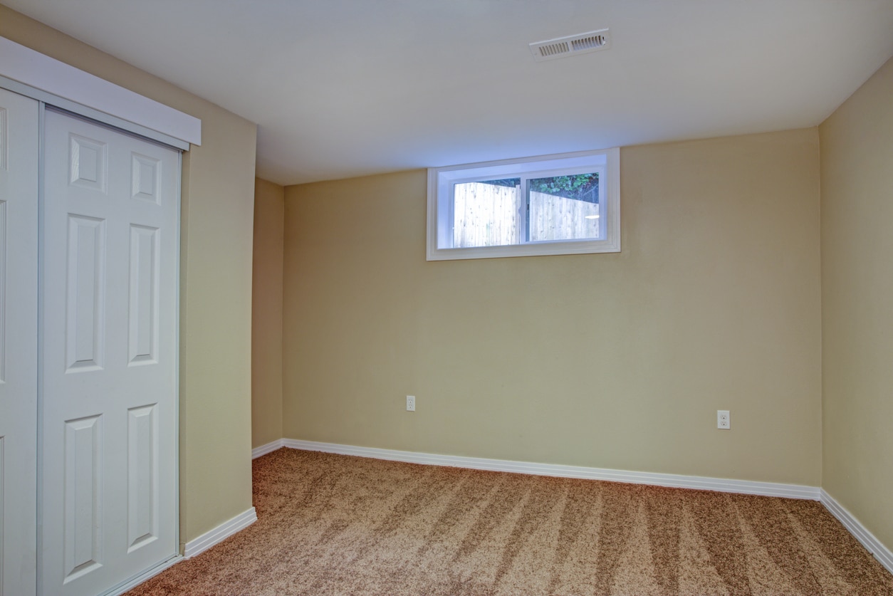 Blogs 7 empty room, sand beige walls, carpet floor in a luxury home.