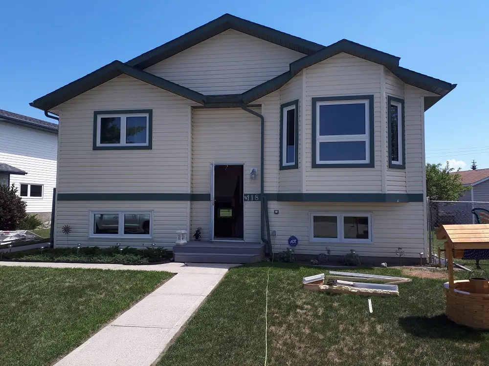 posle At Window Seal West, we offer premium window and door replacement services to homeowners in Blackfalds. With our factory-direct pricing, you can save up to 25% on windows and doors while enjoying the best in energy efficiency and custom designs.